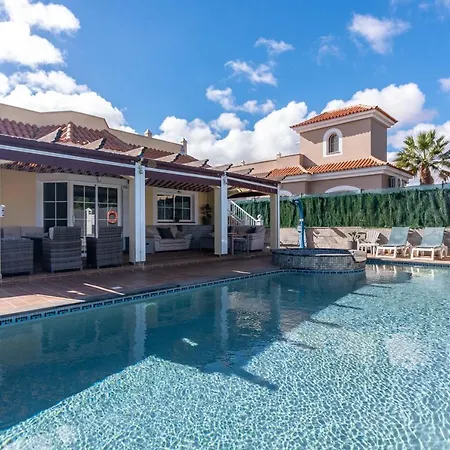 Comfortable Family House With Pool And Jacuzzi Villa